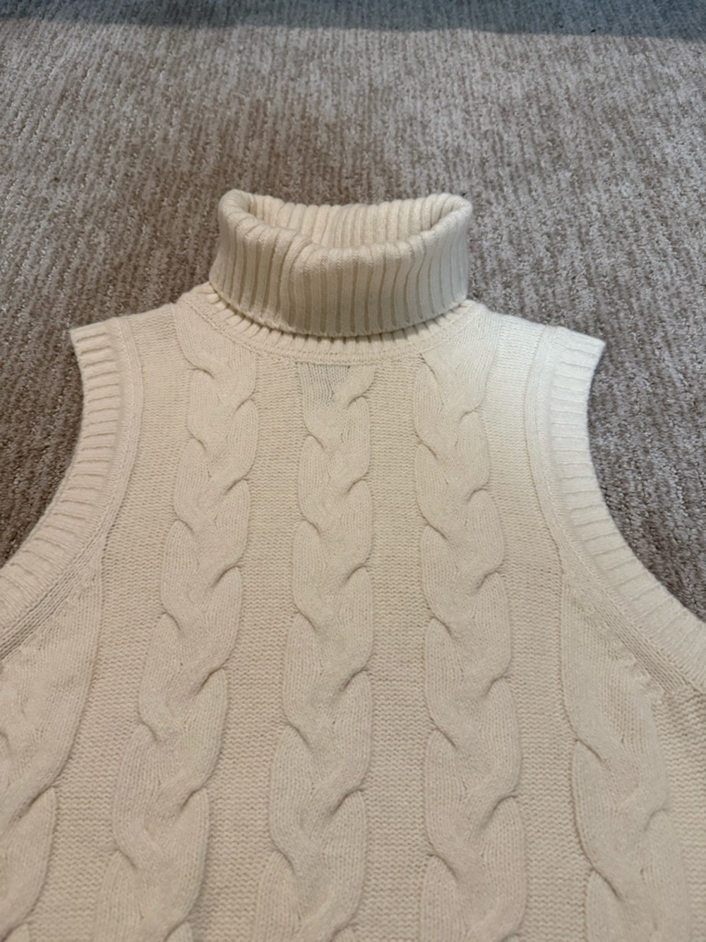 Cable Knit Sleeveless Cream Turtleneck Vest - GAP - Picture 2 of 3